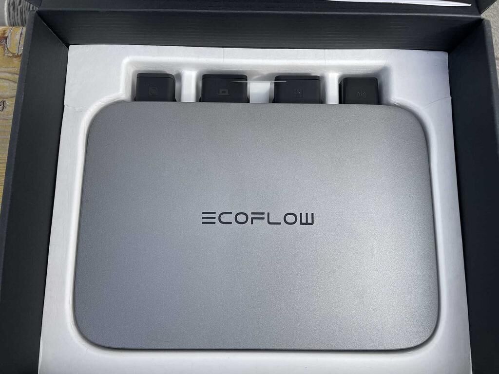 Der EcoFlow PowerStream Mikrowechselrichter liegt in der Verpackung.